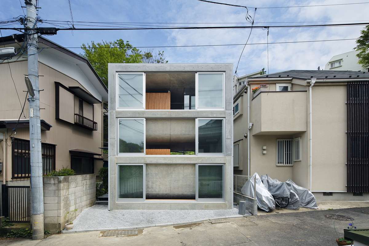 House in Byobugaura by Takeshi Hosaka Architects