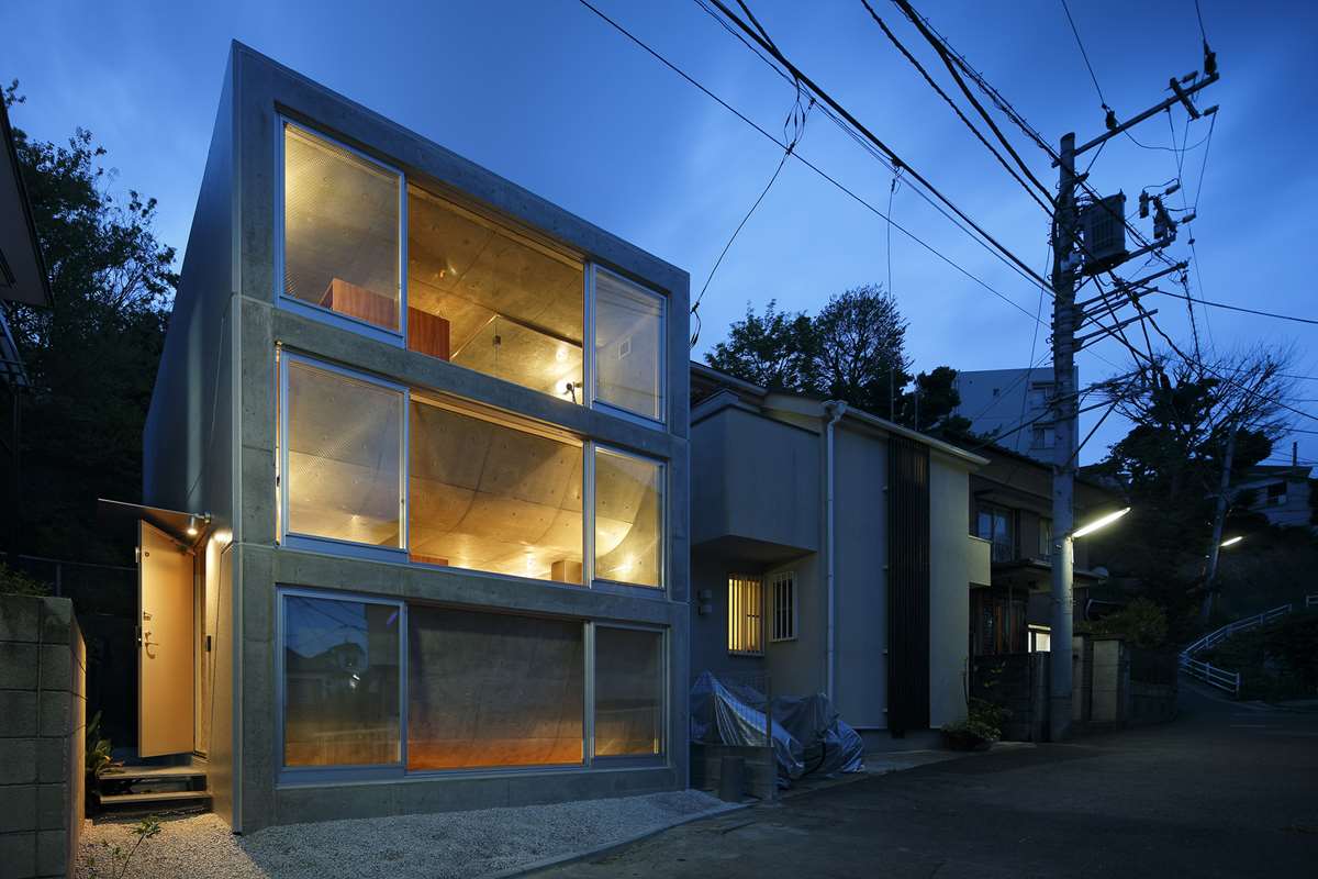 House in Byobugaura by Takeshi Hosaka Architects