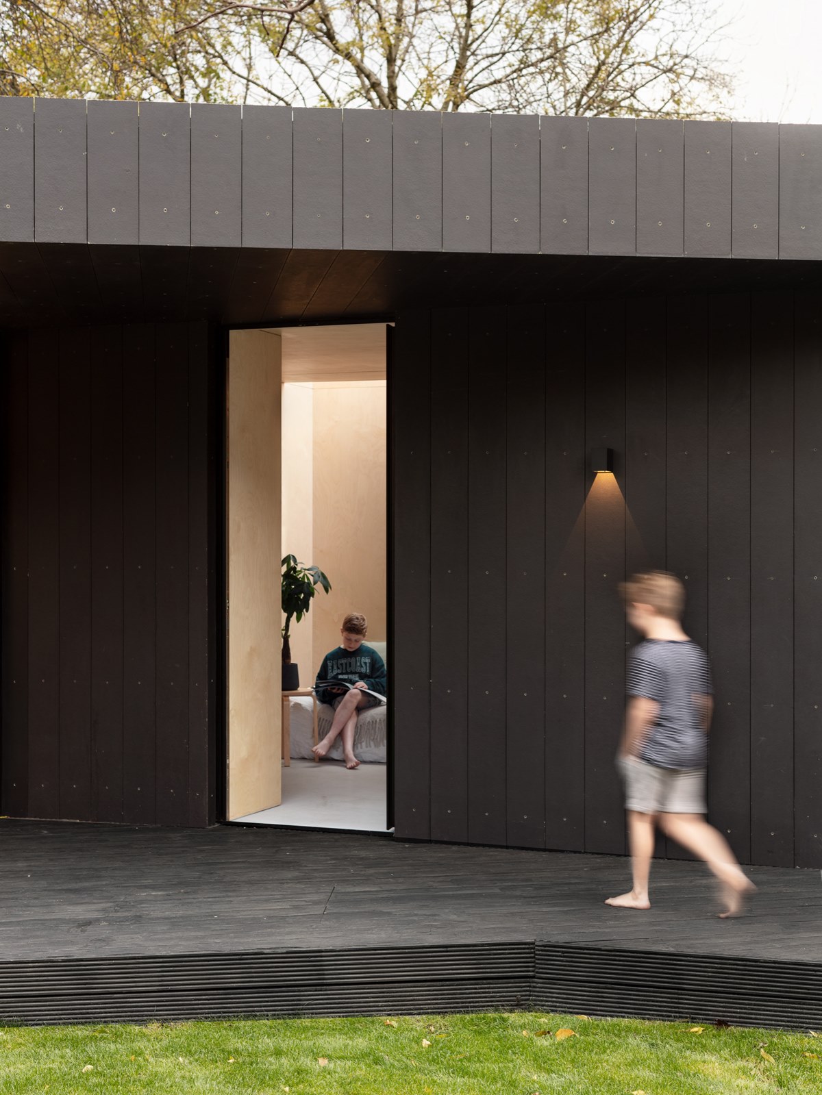 Brosh Architects Builds Garden Studio for Additional Office Space