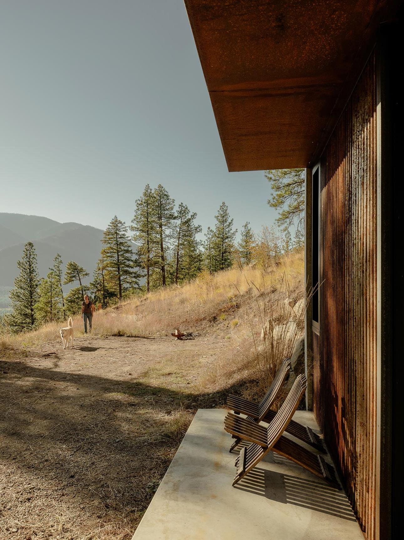 TinyLeaf Cabin: A Stunning Vacation House for an Outdoor Enthusiast